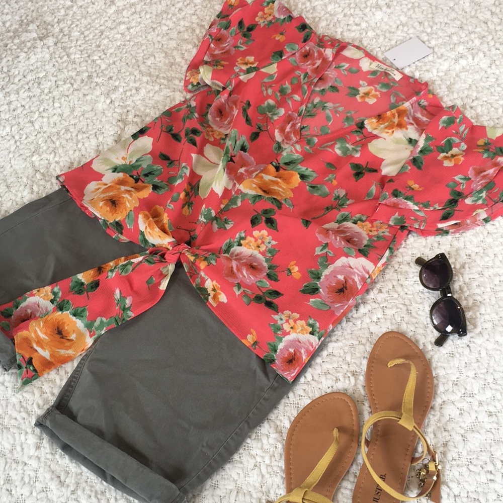 NWT Floral V-Neck Top w/Tiered Short Sleeves - Picture 4 of 16
